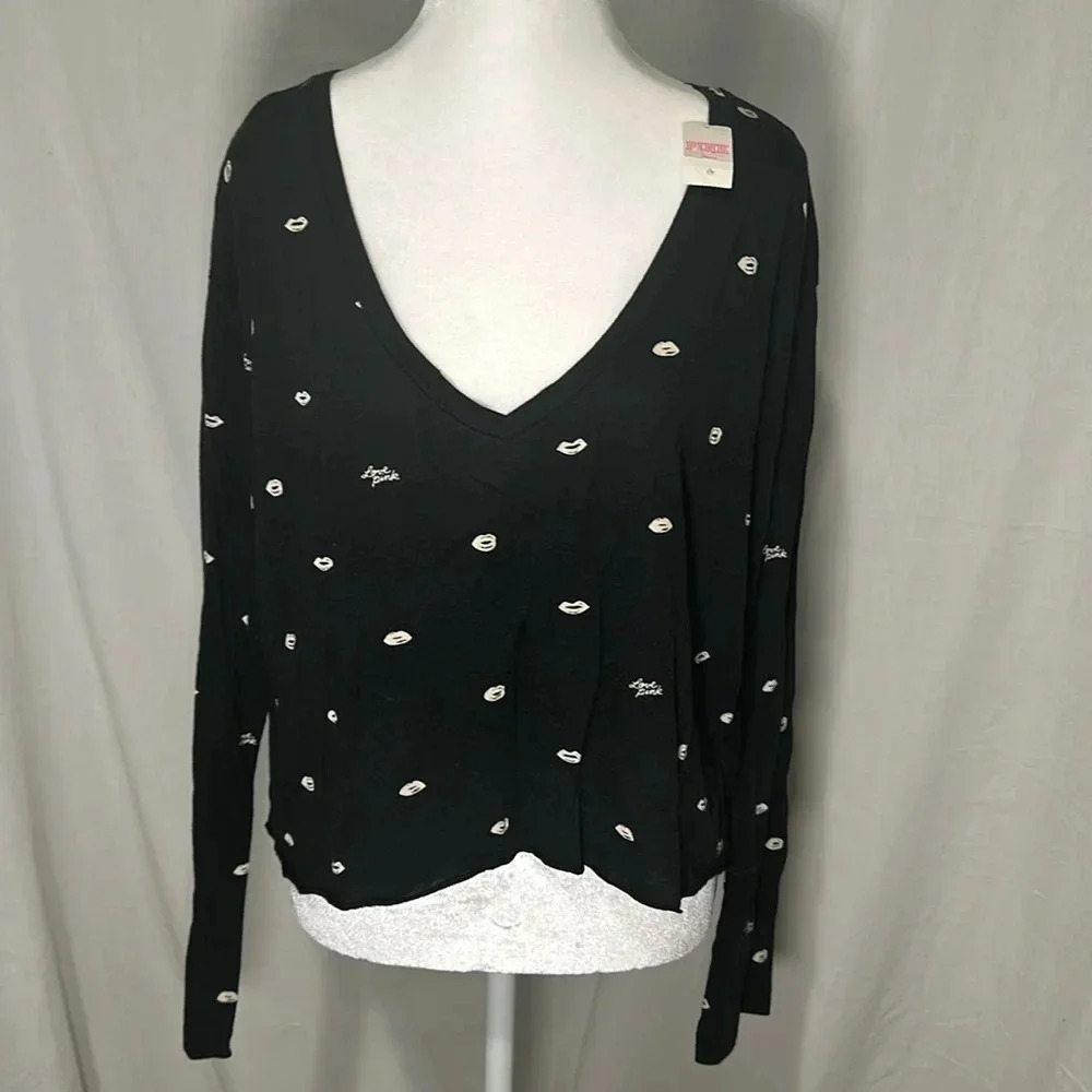 NWT medium black & white Victoria's Secret PINK lip print long sleeve crop top